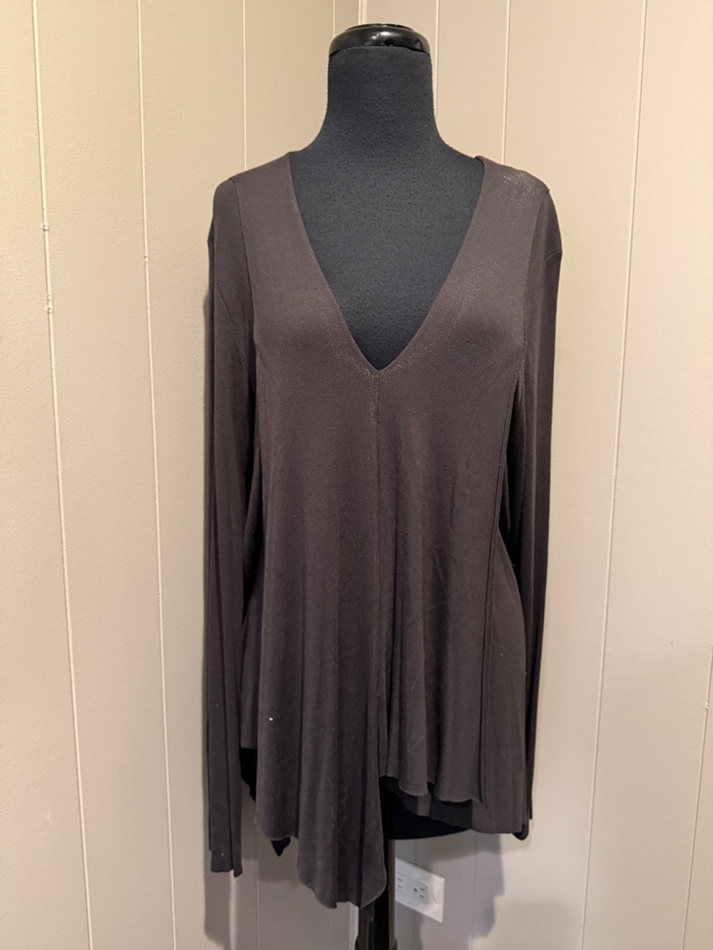 B38 Sen Women’s 3 Relaxed V-Neck Long Sleeve Top - Black